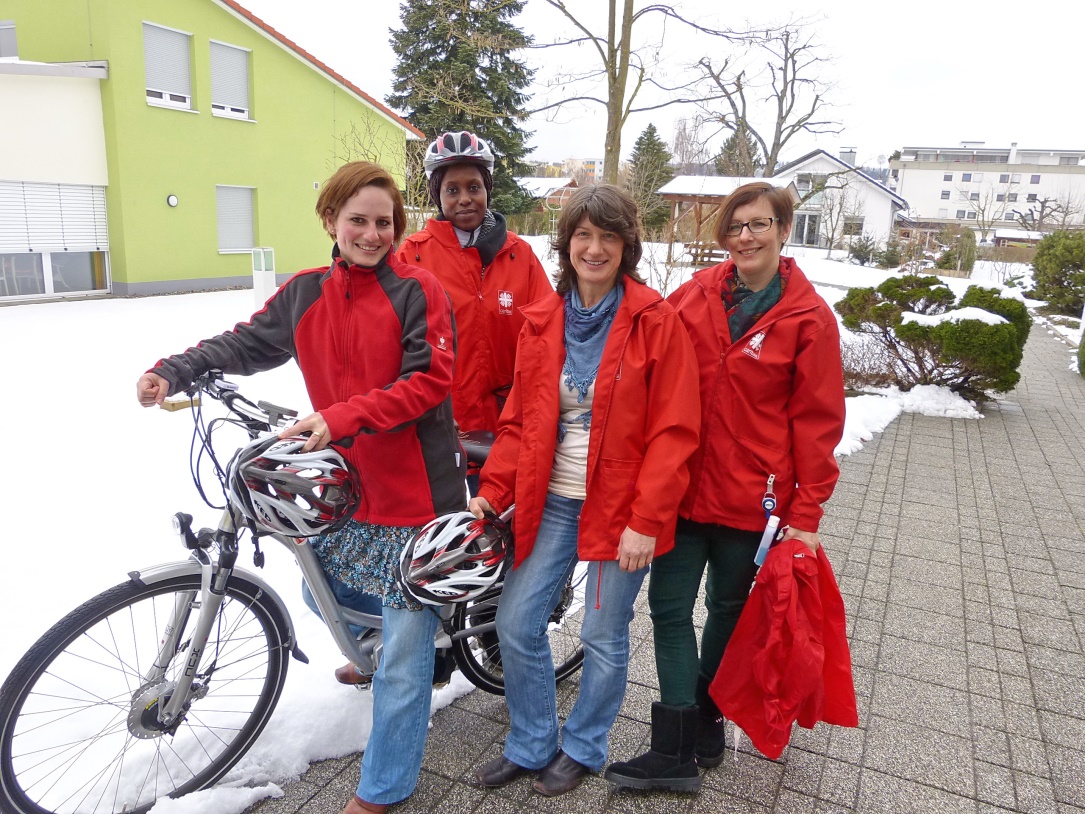 Vier Frauen und ein E-Bike im Schnee